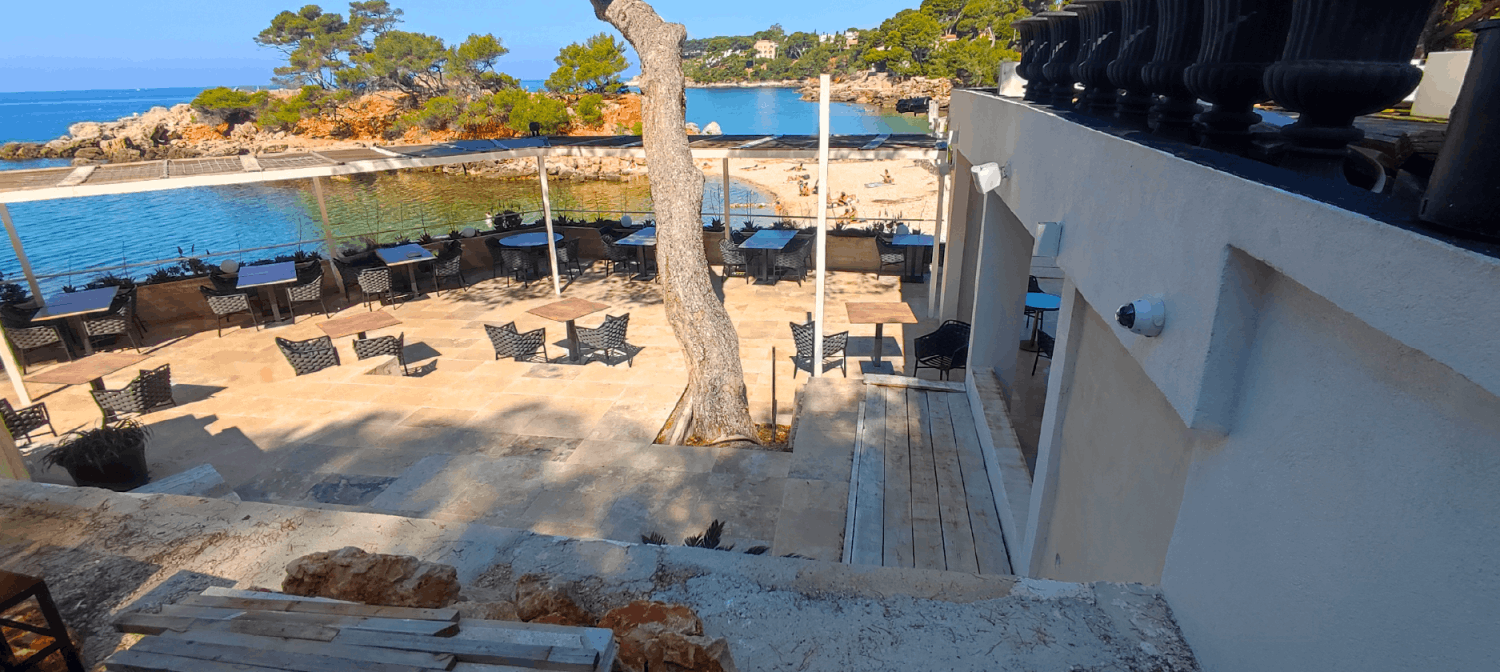 Restaurant “feet in the water”
