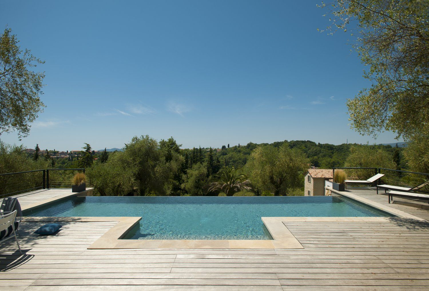 EXEPTIONAL 2 HECTARES CHARMING PROPERTY CLOSE TO CANNES/VALBONNE