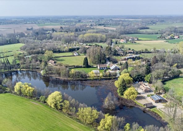 House, terrace and garden on the edge of a pond in the south of Burgundy