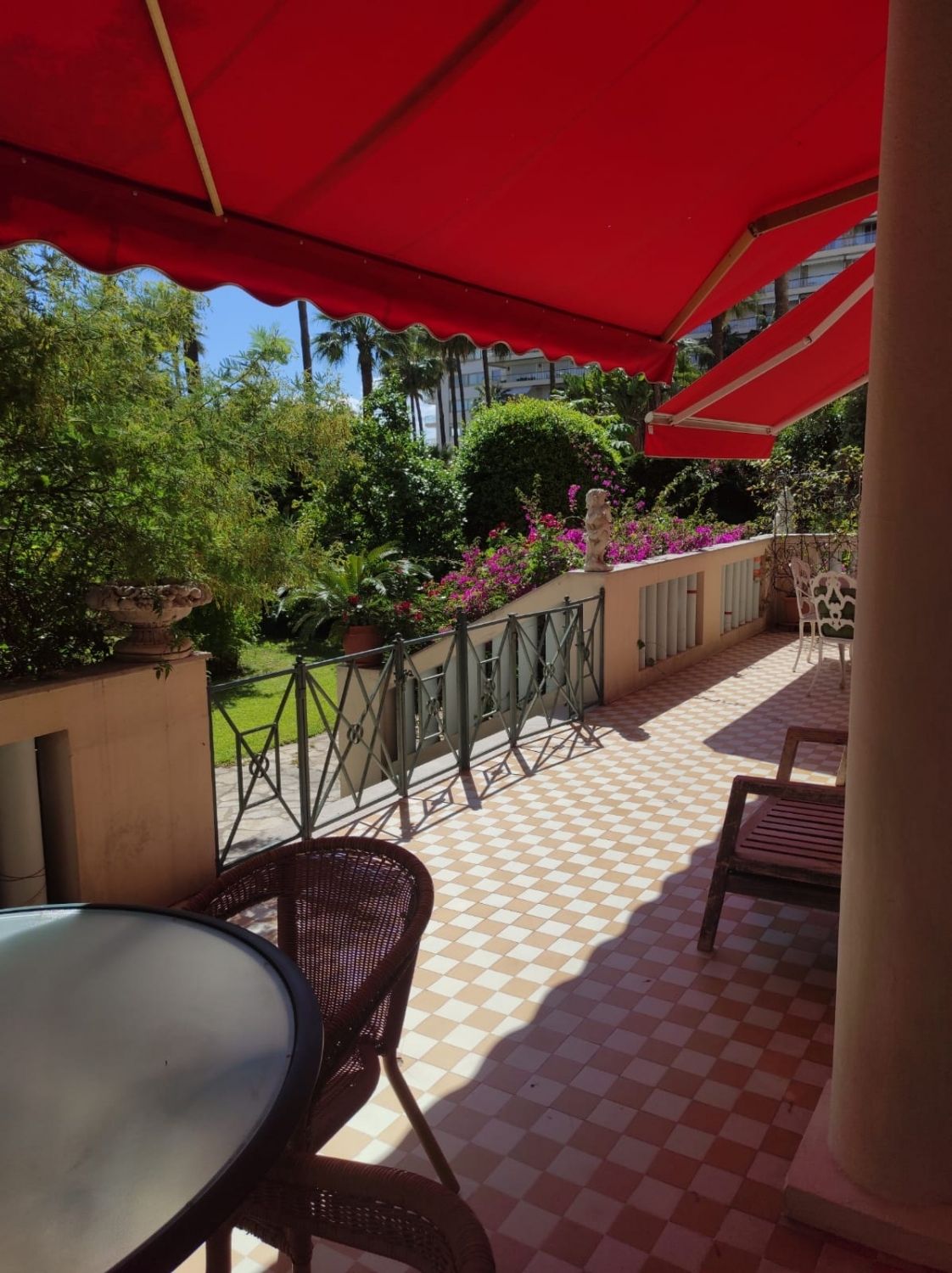 115 m² apartment with terrace and private garden of 1200 m² Cannes hyper center