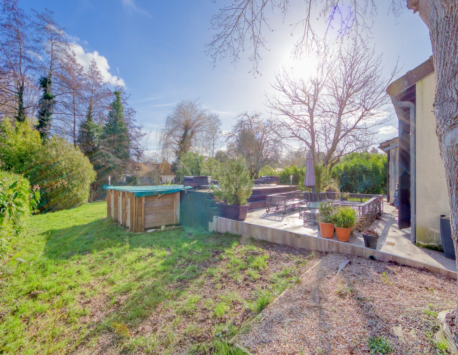 House with swimming pool near Paris