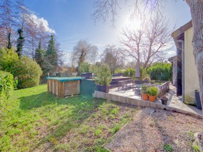 House with swimming pool near Paris