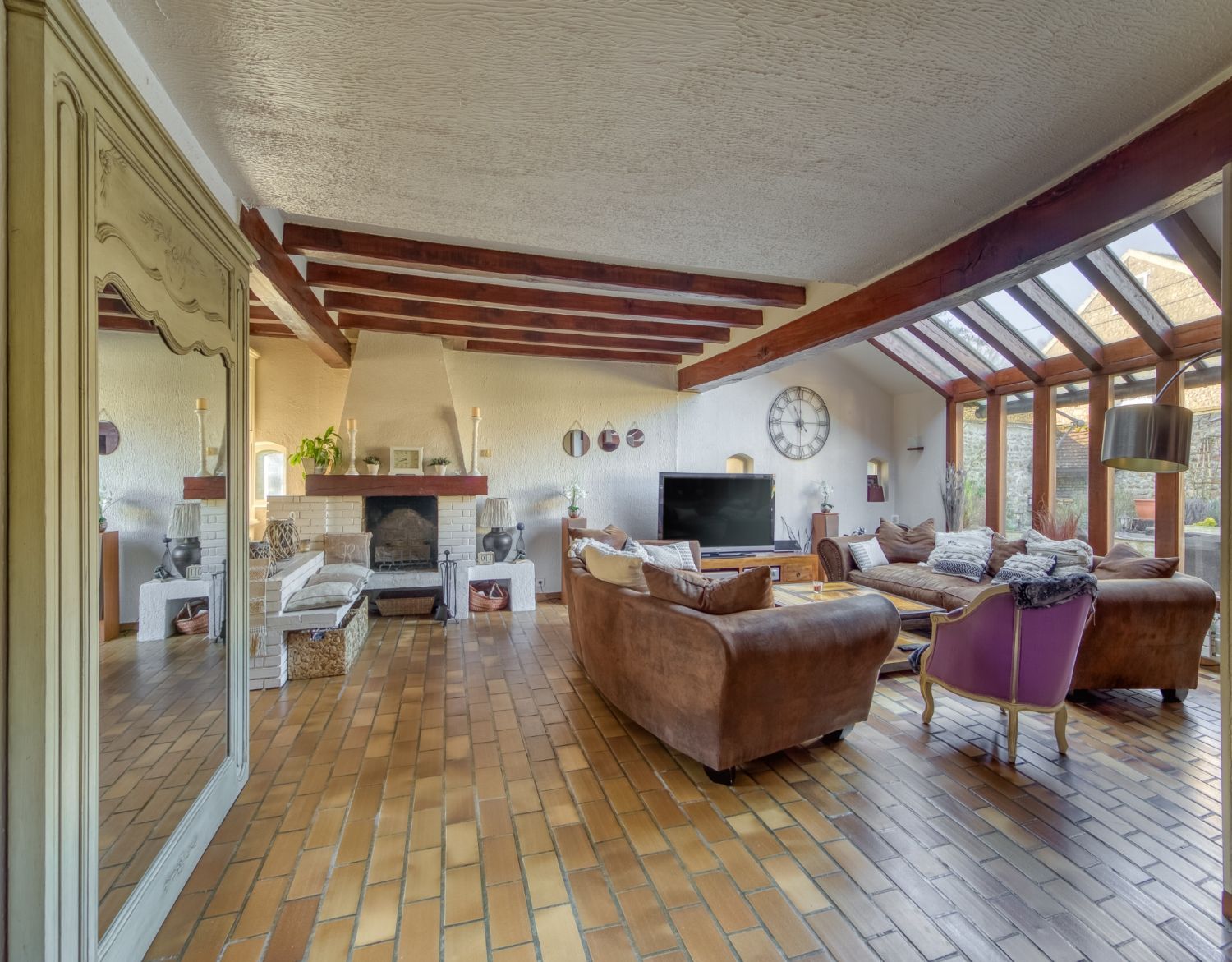 House with swimming pool near Paris