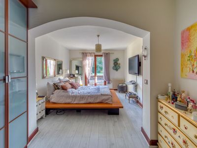 House with swimming pool near Paris