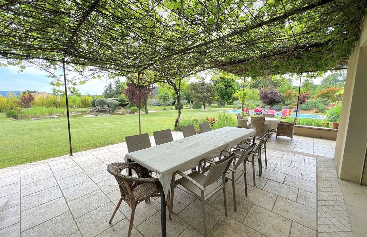 Quiet house with swimming pool