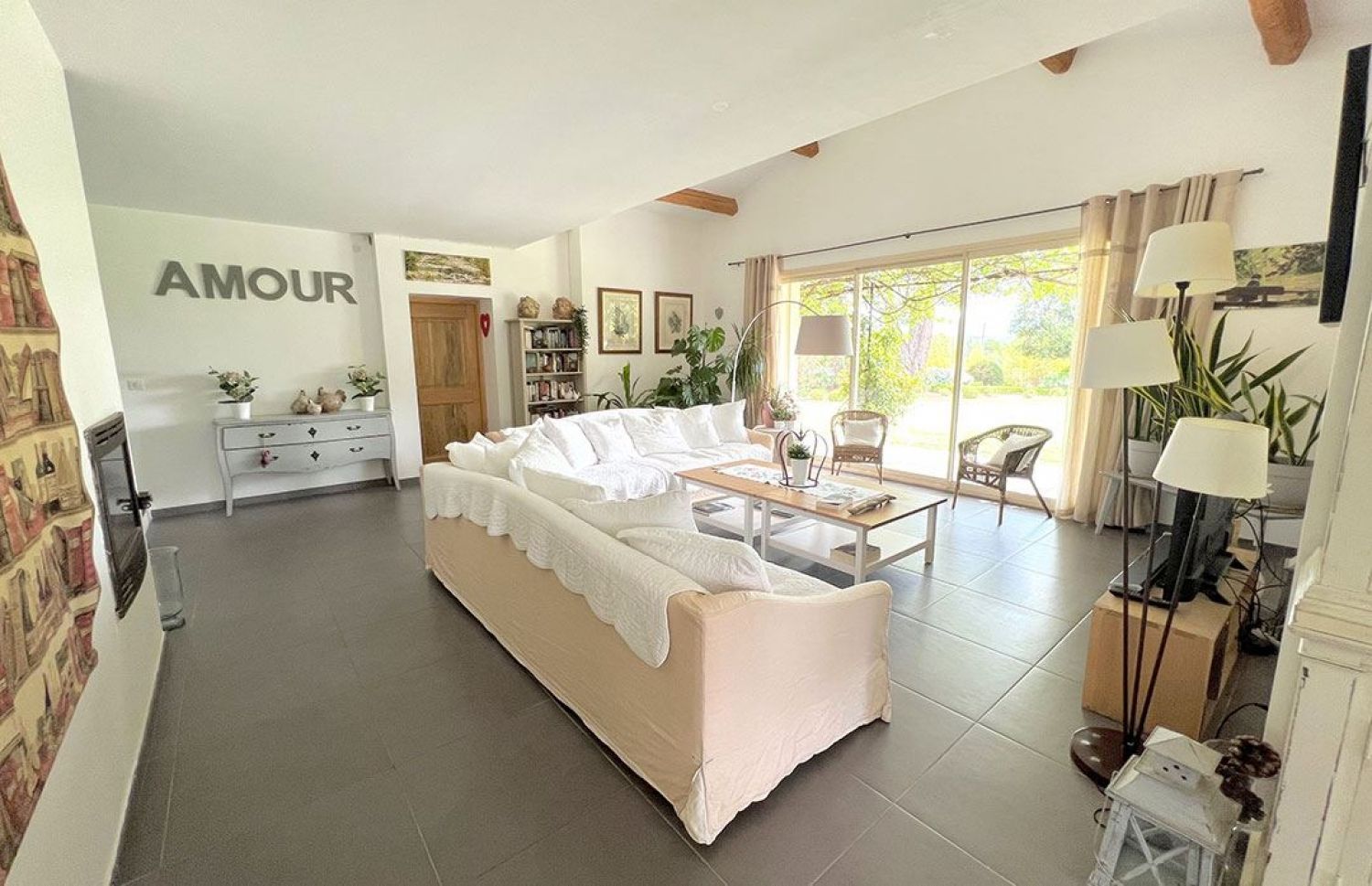 Quiet house with swimming pool