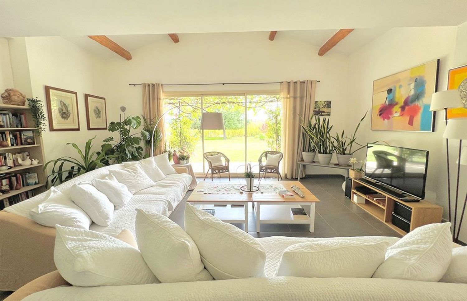 Quiet house with swimming pool