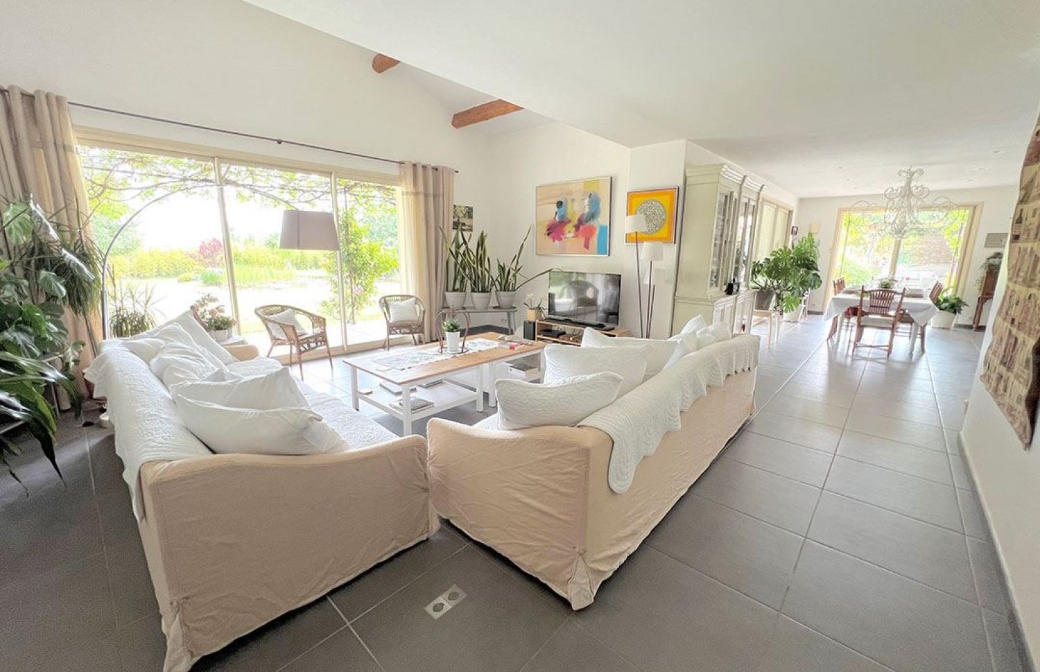 Quiet house with swimming pool