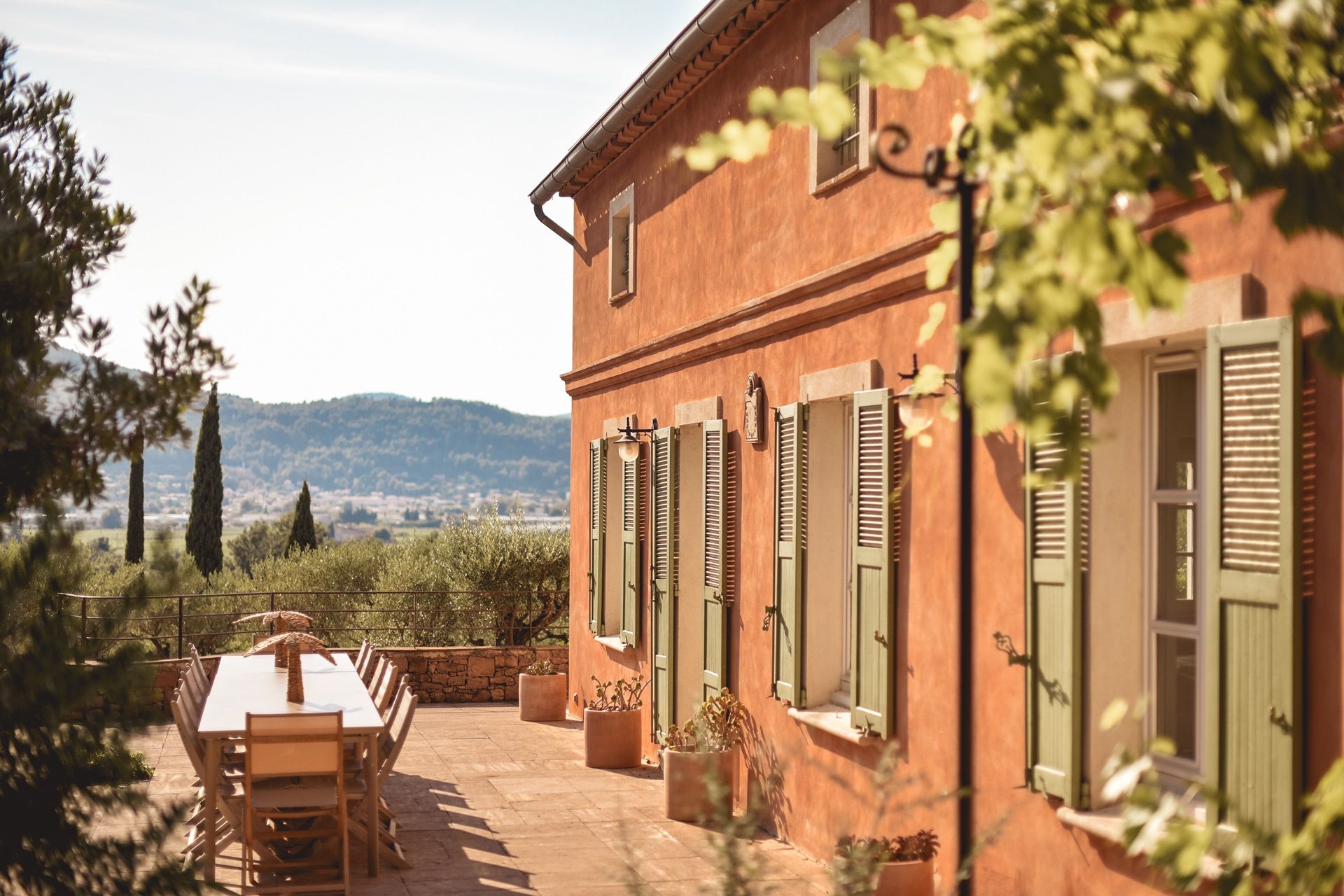Provençal country house with swimming pool and olive grove