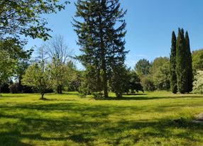 Bastide with swimming pool and large park