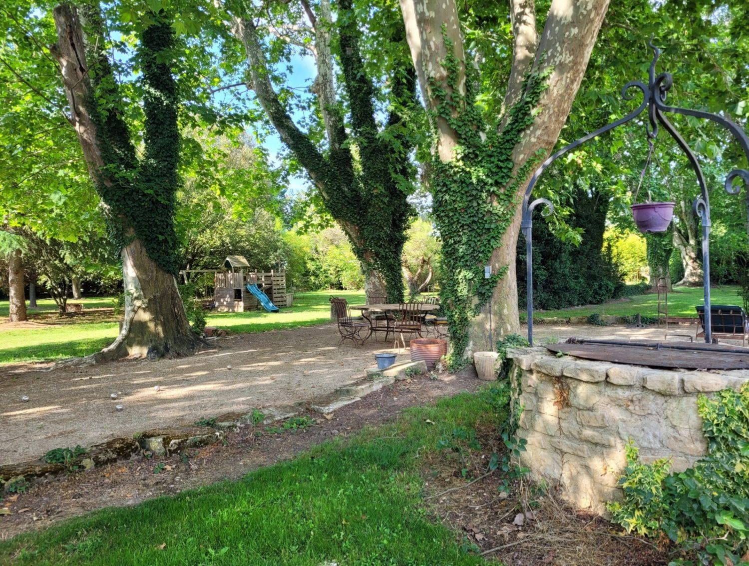 Bastide with swimming pool and large park