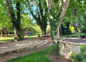 Bastide with swimming pool and large park