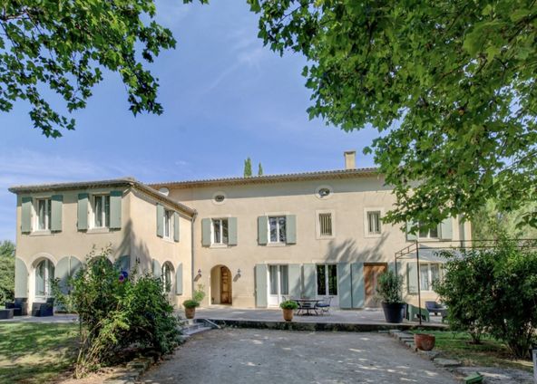 Bastide with swimming pool and large park