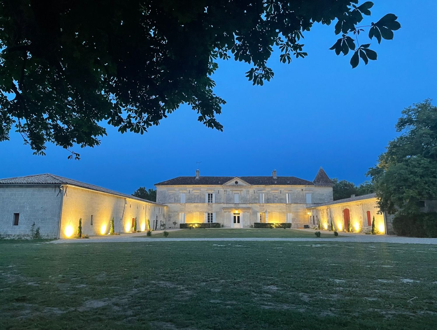 Magnificent estate with large land