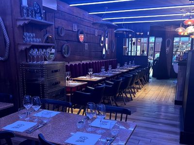 Cocktail bar restaurant