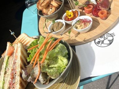 Cocktail bar restaurant