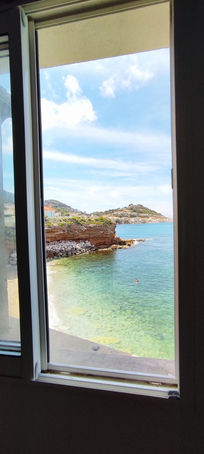 Exceptional house on the water, calm and sunny