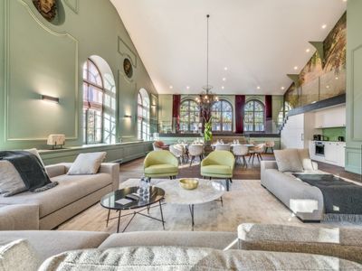 100 m² room on a private island surrounded by greenery