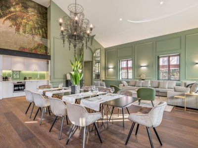 100 m² room on a private island surrounded by greenery