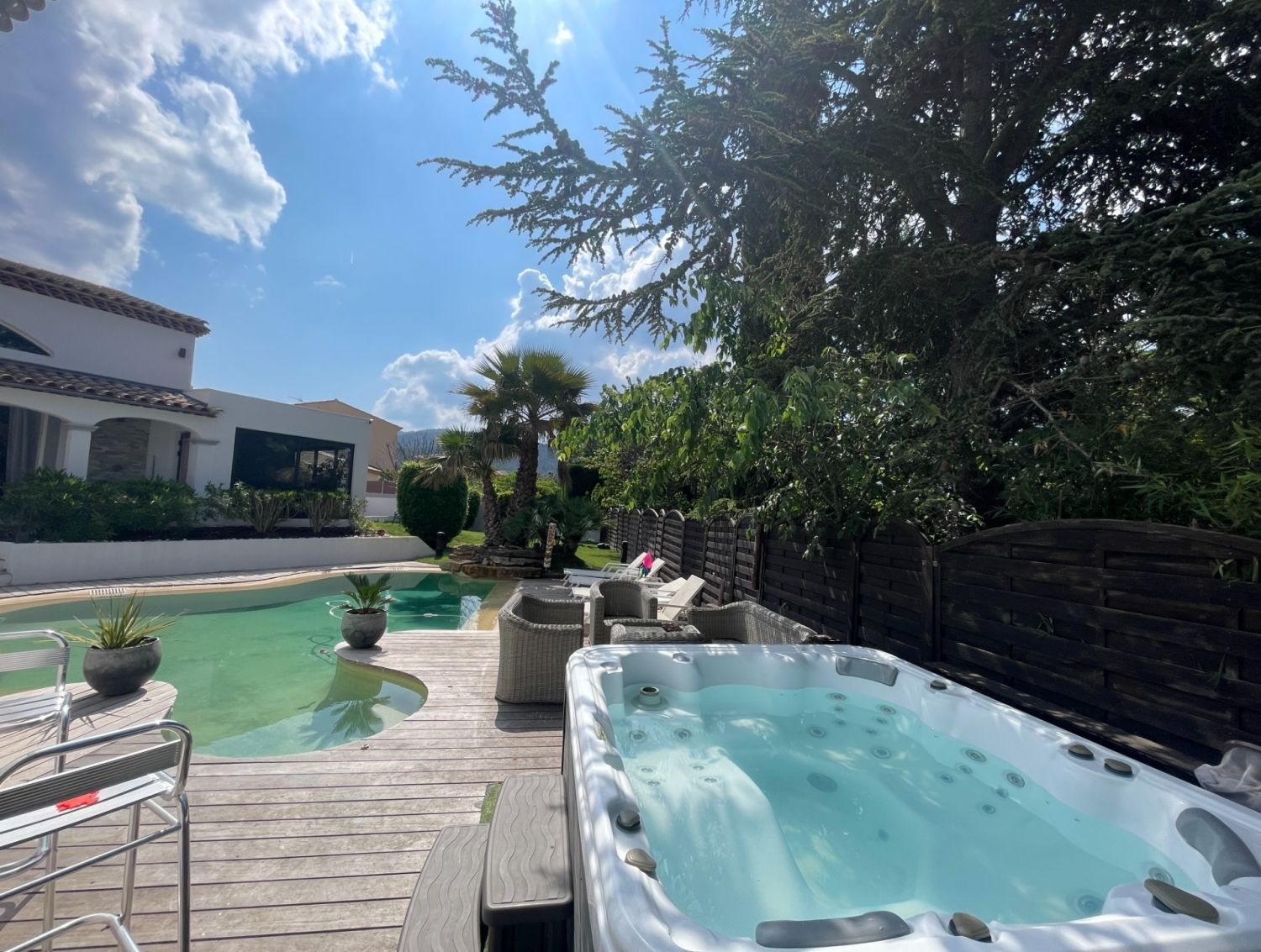 Swimming pool, Jacuzzi, Pool house at the foot of the Pagnol hills