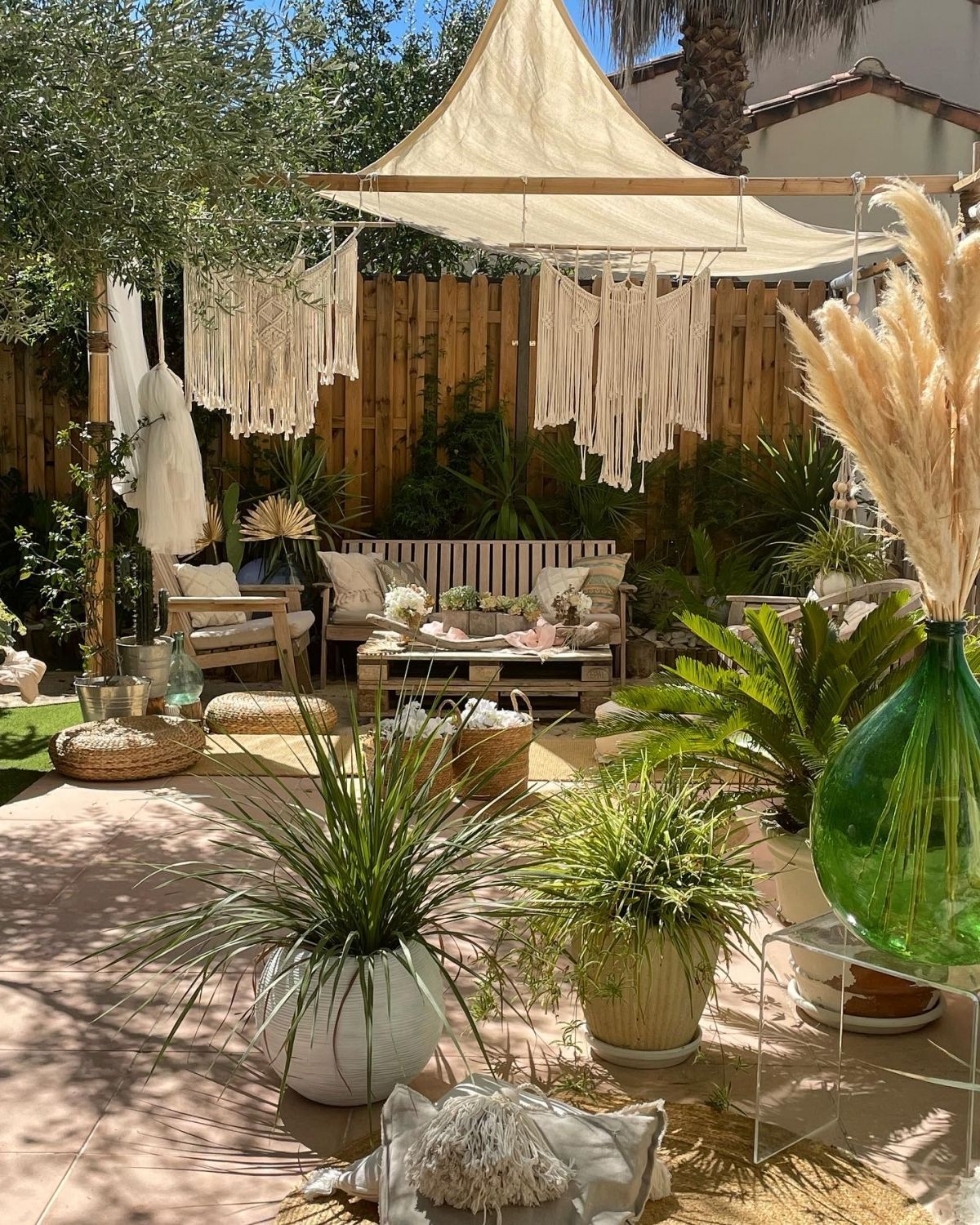 Garden with terraces and swimming pool