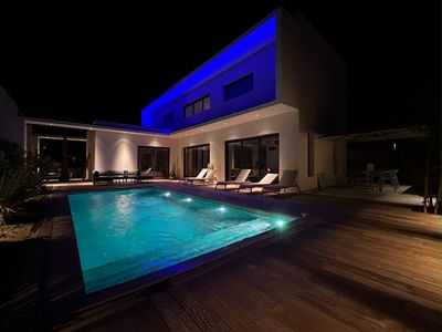 Architect-designed villa 800 m from the beach
