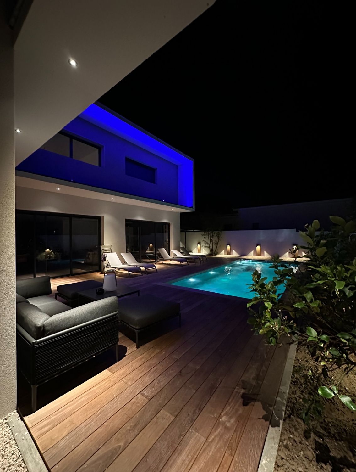 Architect-designed villa 800 m from the beach