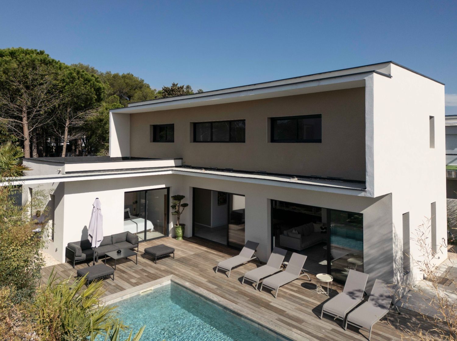 Architect-designed villa 800 m from the beach
