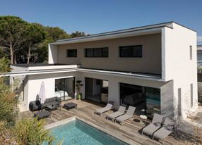 Architect villa 800 m from the beach