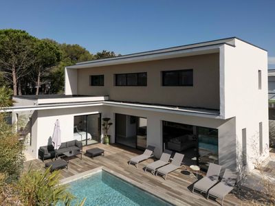 Architect-designed villa 800 m from the beach