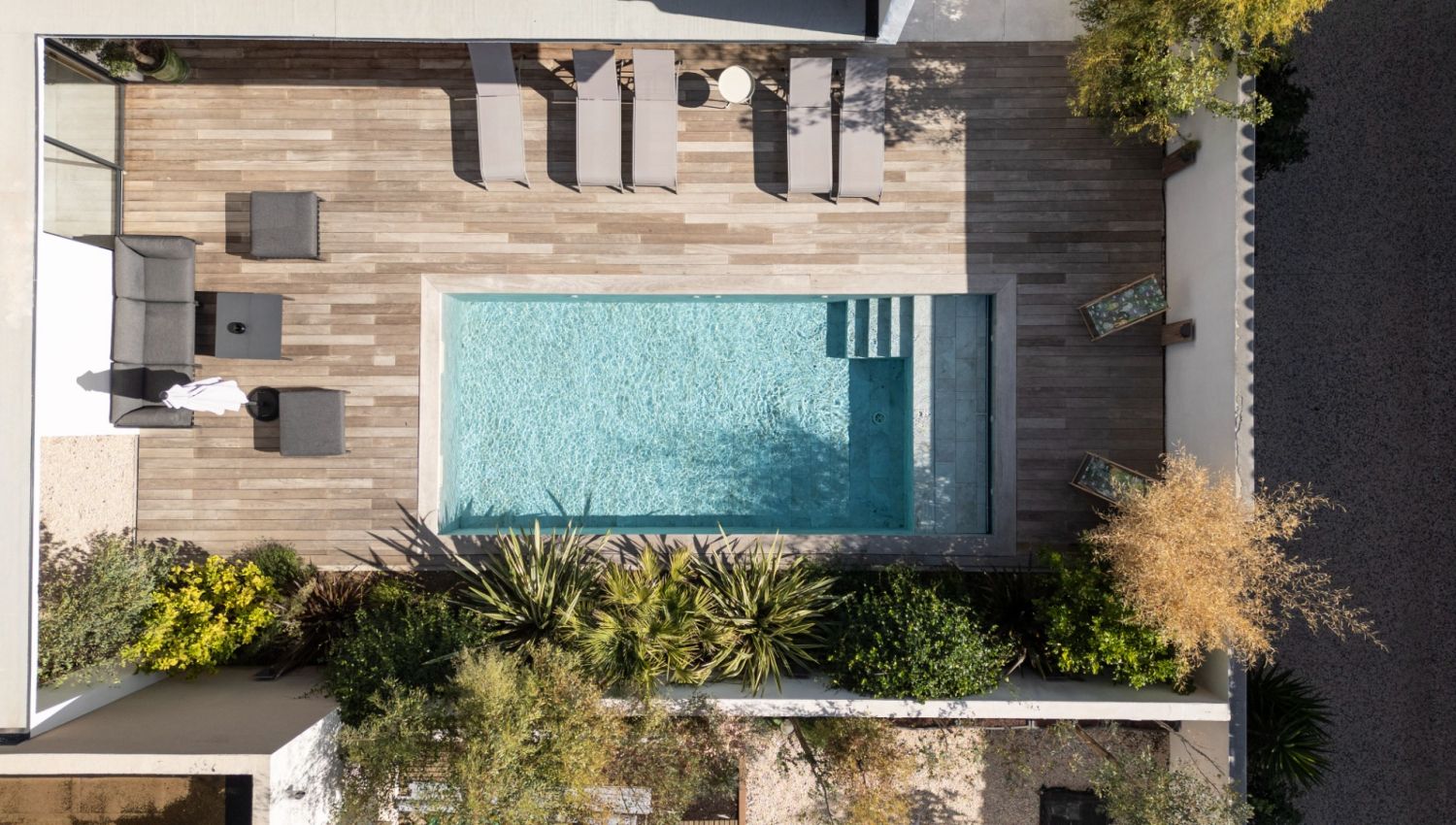 Architect-designed villa 800 m from the beach