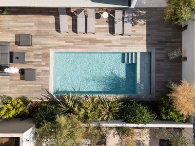 Architect-designed villa 800 m from the beach