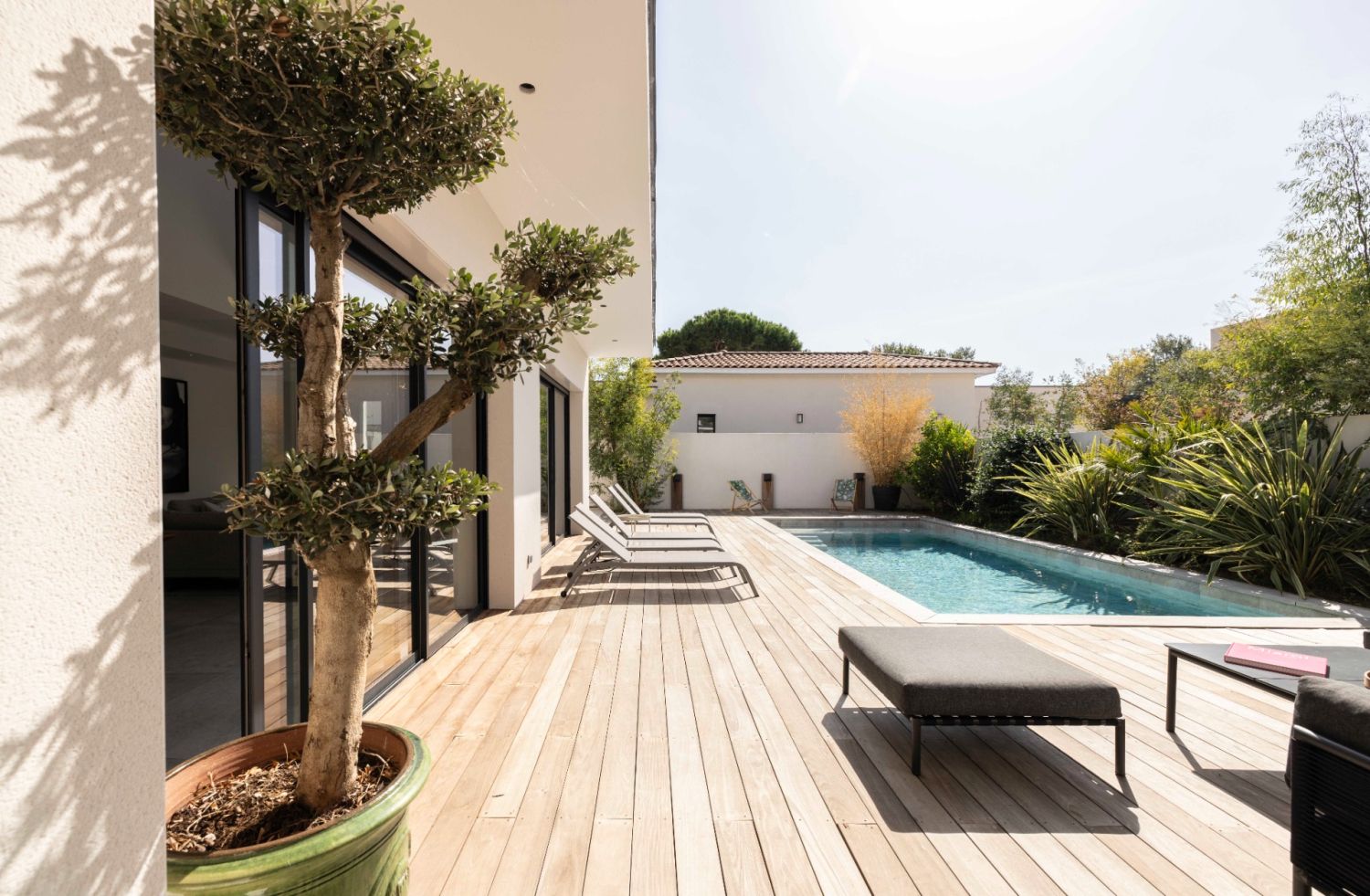 Architect-designed villa 800 m from the beach
