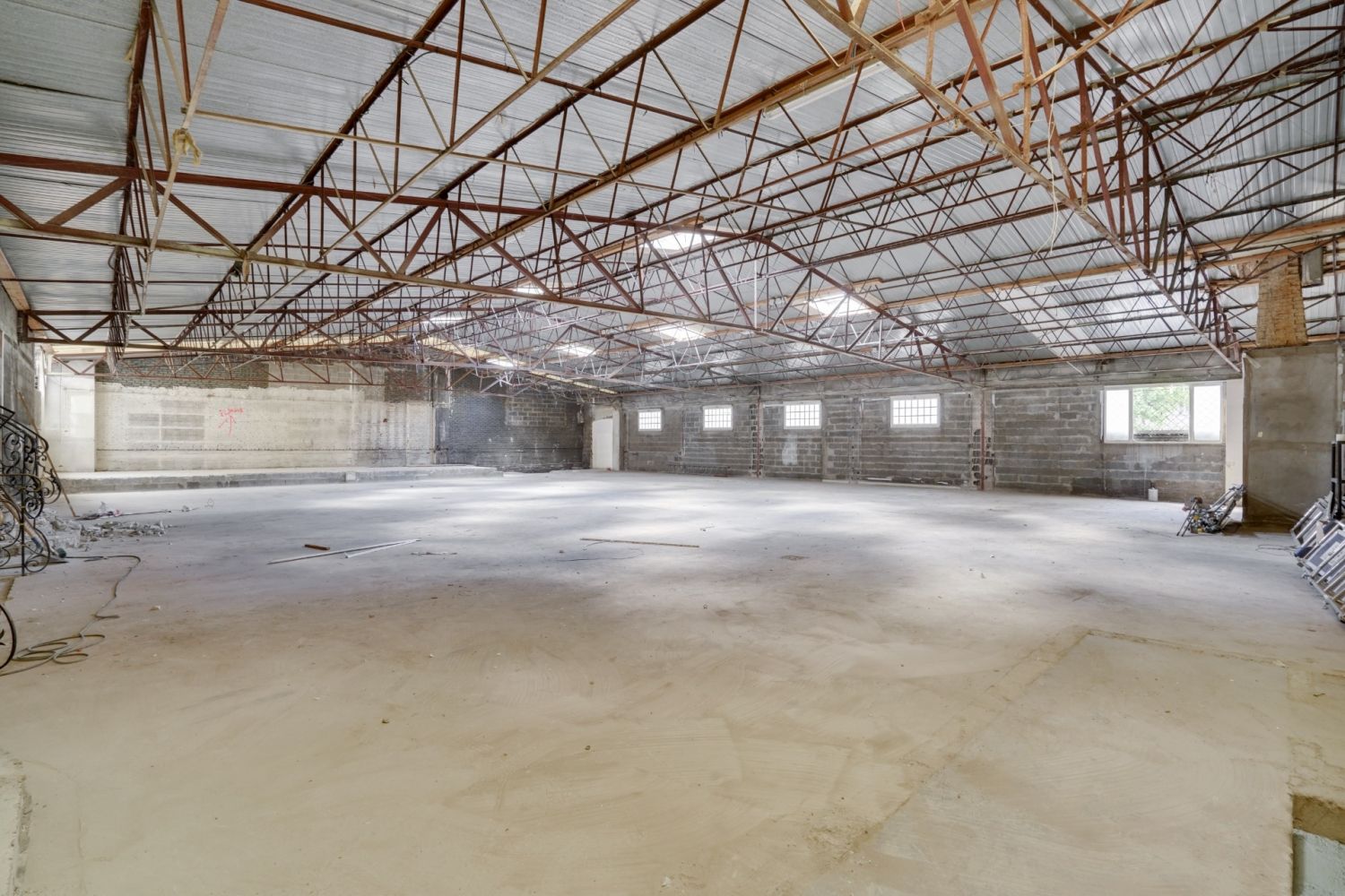 Priest premises of 3,000 m²