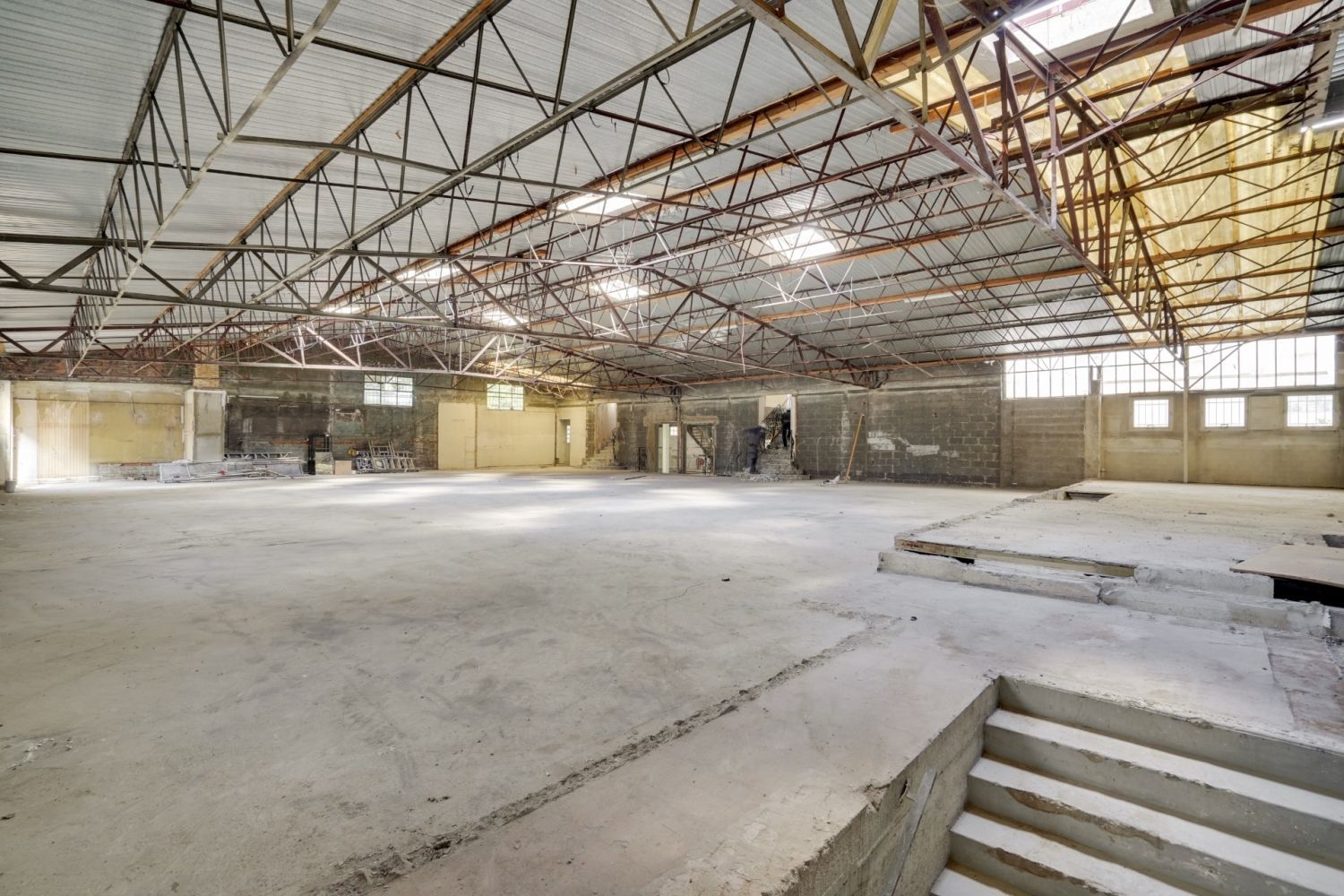 Priest premises of 3,000 m²