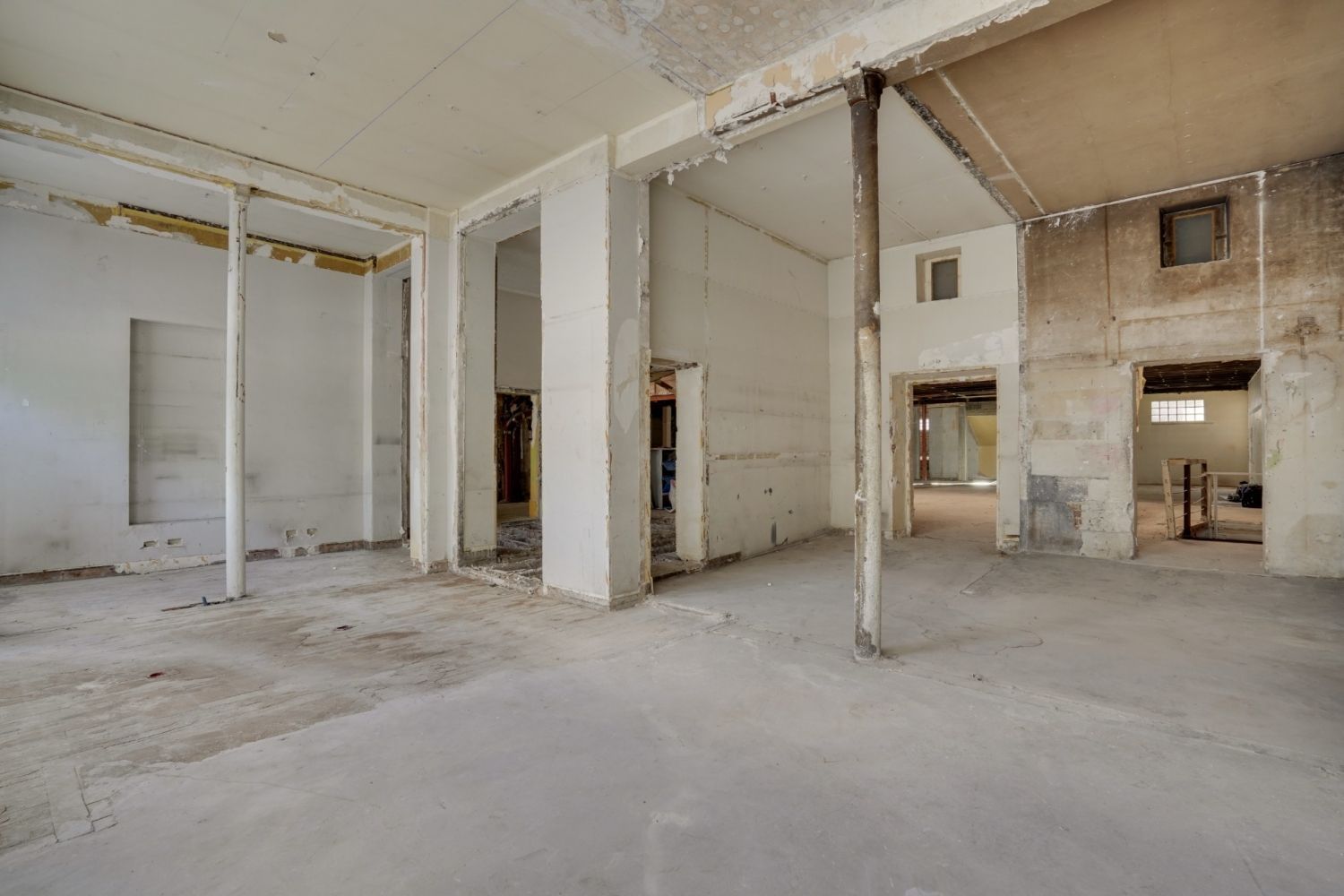 Priest premises of 3,000 m²