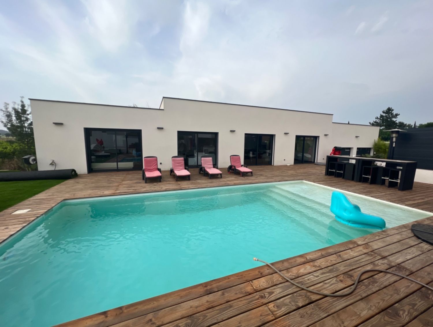 Grande terrasse 300 m² avec piscine et vue dégagée 