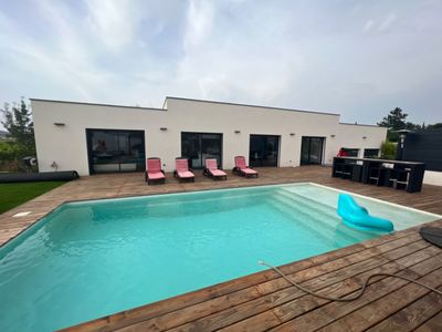 Large 300 m² terrace with swimming pool and open view