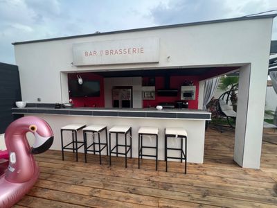 Large 300 m² terrace with swimming pool and open view