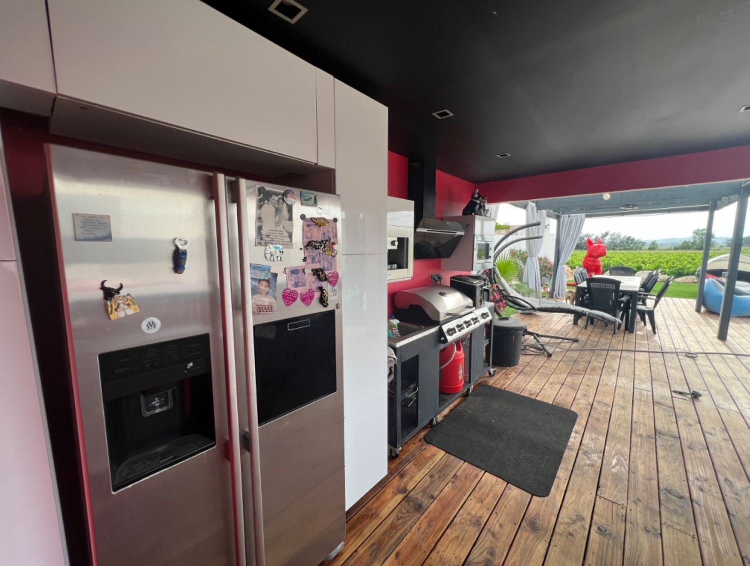 Grande terrasse 300 m² avec piscine et vue dégagée 