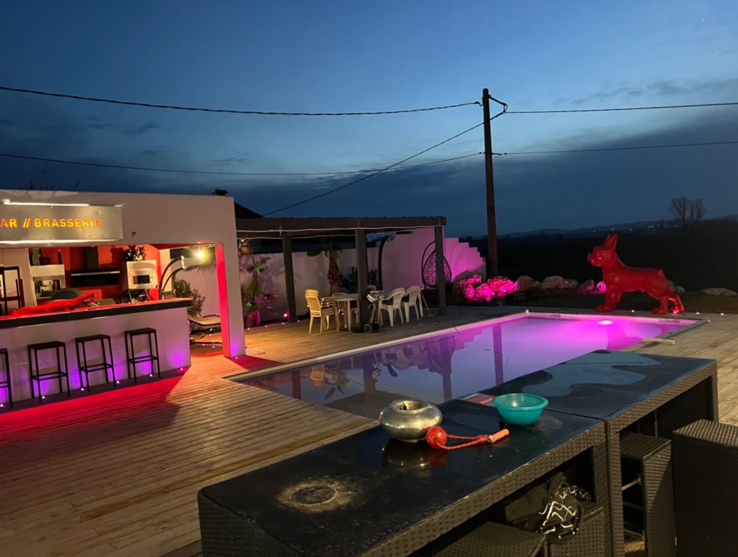 Grande terrasse 300 m² avec piscine et vue dégagée 