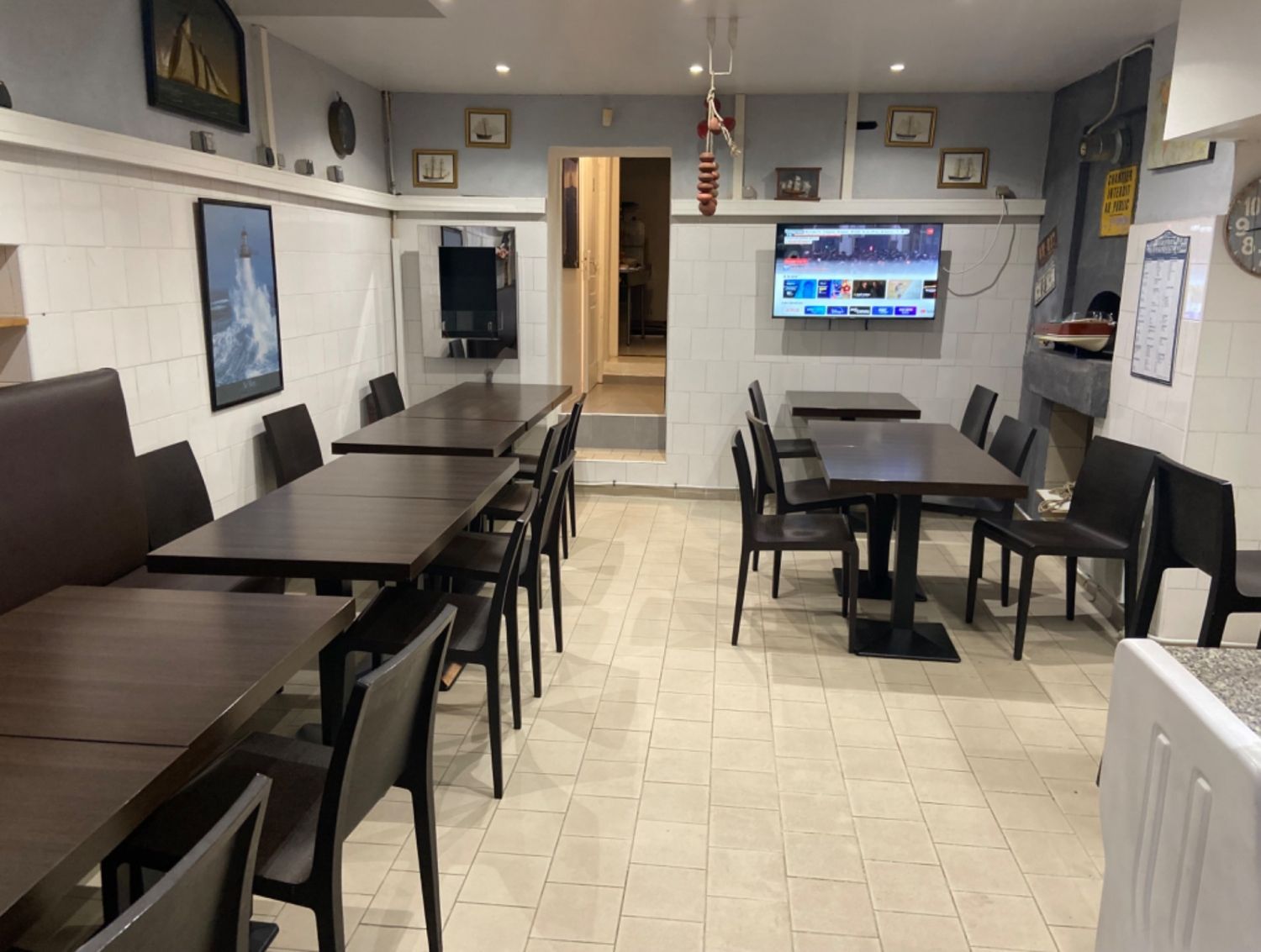 Salle de restaurant équipée