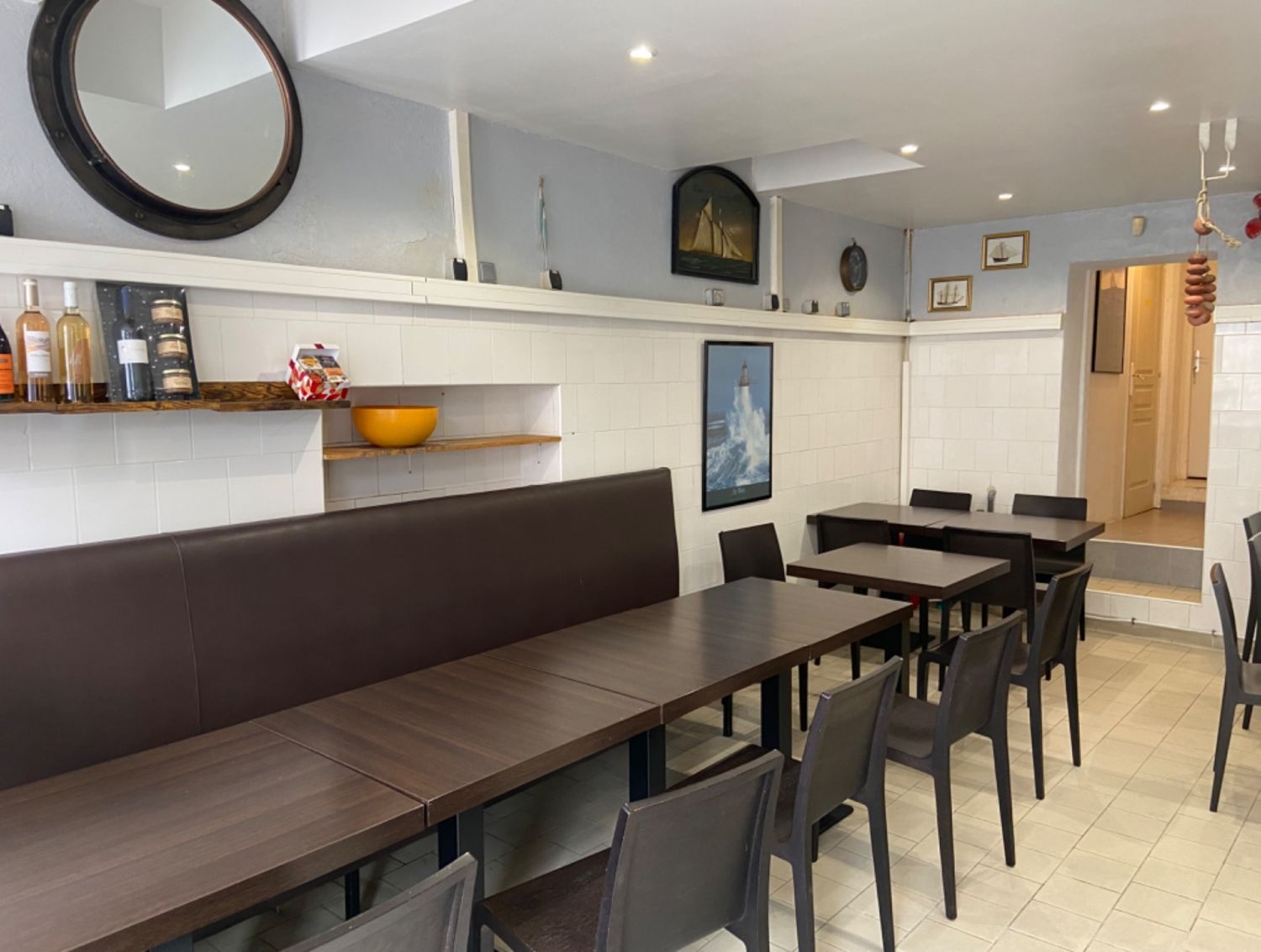Salle de restaurant équipée