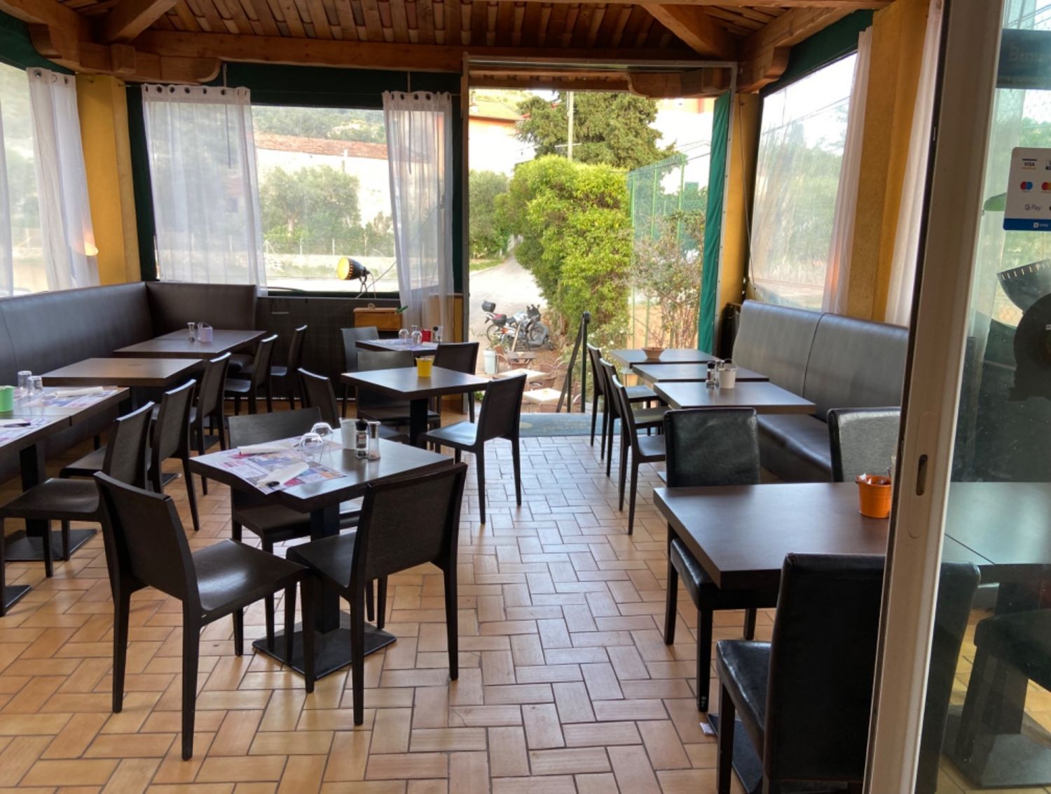 Salle de restaurant équipée