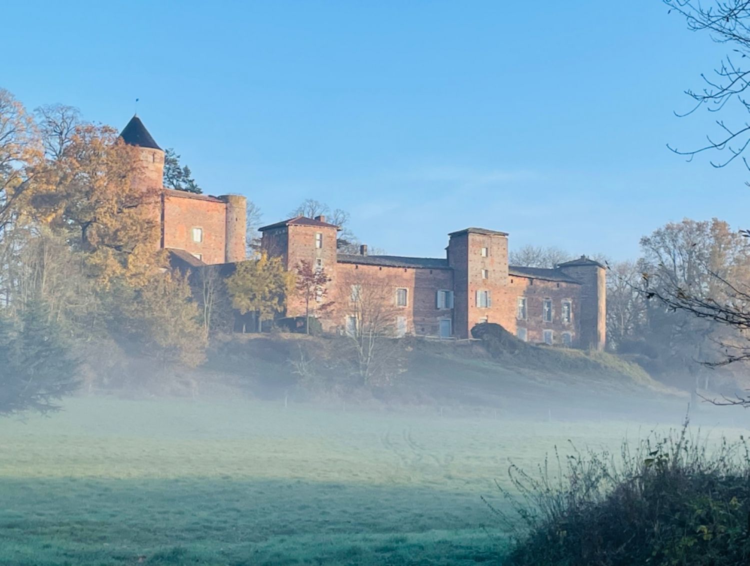 Château du XIVe à 40 mn de Lyon 