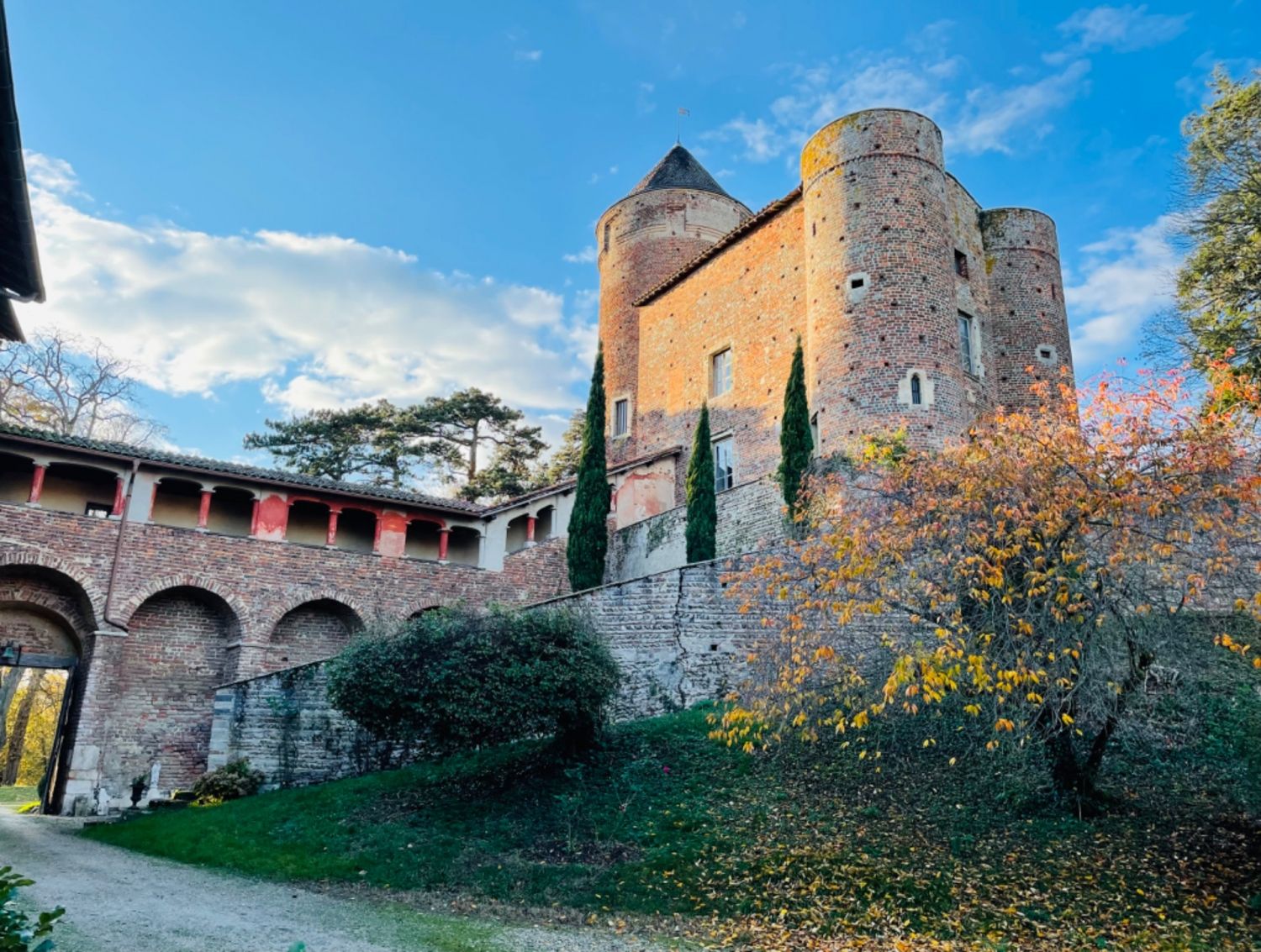 Château du XIVe à 40 mn de Lyon 