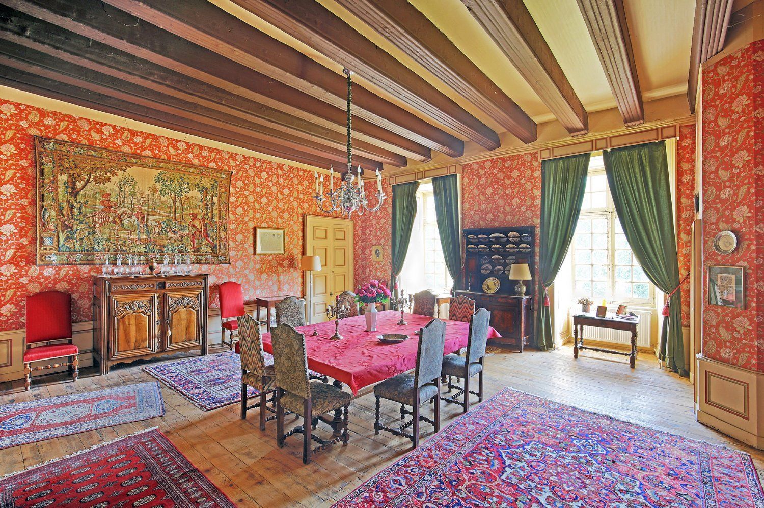 Château du XIVe à 40 mn de Lyon 