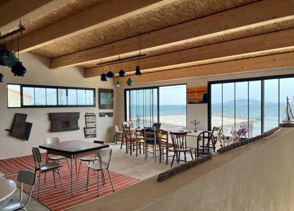 Reception room with lagoon view