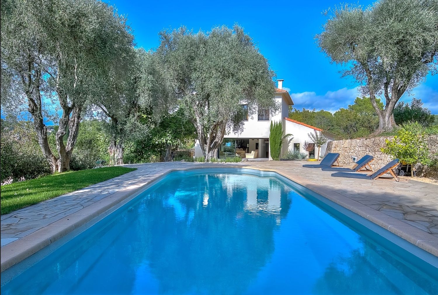 Magnificent villa with swimming pool and garden 3400 in Mougins 