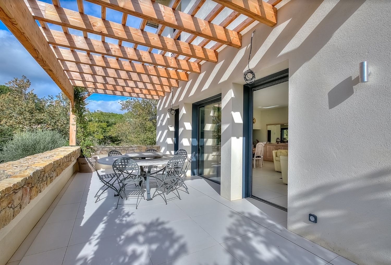 Magnificent villa with swimming pool and garden 3400 in Mougins 